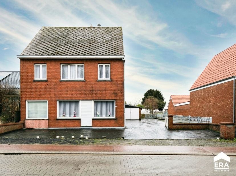 Charmante te renoveren woning met tal van mogelijkheden Deze woning met een bewoonbare oppervlakte van 226m² (volgens opgave EPC) ligt op een perceel