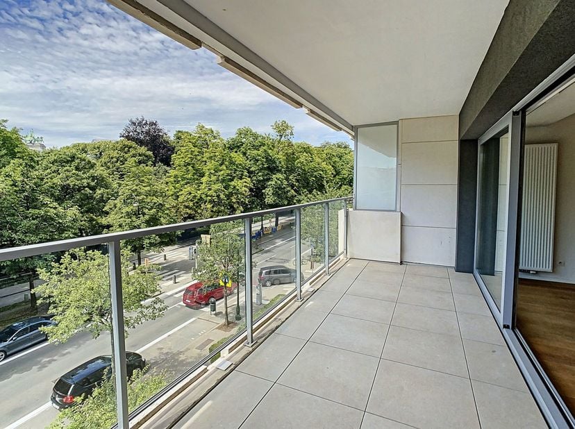 Situé à proximité du Parc du Cinquantenaire limmeuble offre un cadre de vie remarquable. Appartement 2 chambres de 110 m² + terrasse situé au 3ème éta