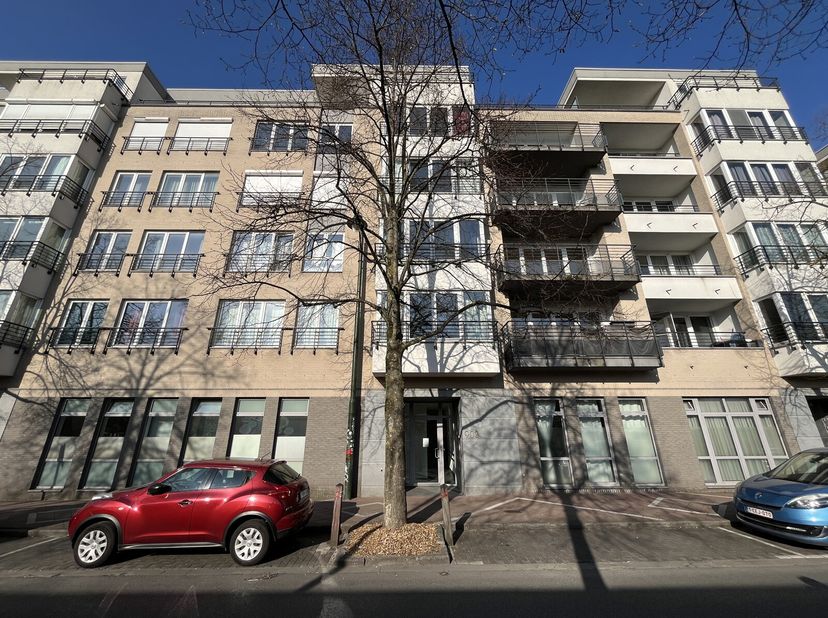 ETTERBEEK : Superbe appartement meublé de +/-79 m² (selon PEB) avec terrasse orientée Sud-Ouest. Lappartement se trouve dans une rue proche des commer