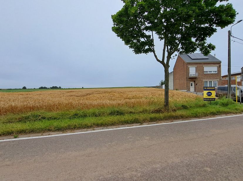 Prachtige bouwgrond voor halfopen bebouwing omgeven door agrarisch gebied met mooie verzichten. Het perceel heeft een oppervlakte van 14a 20ca met een