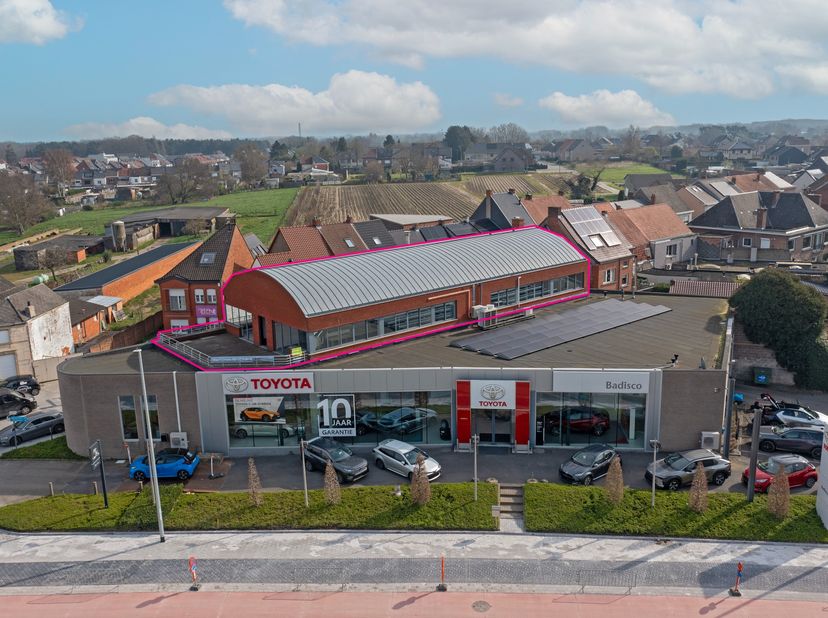 Representatieve kantoorruimte met een oppervlakte van 322 m², inclusief een praktische berging van 18 m².&lt;br /&gt;
Deze uitmuntende locatie bevindt zich