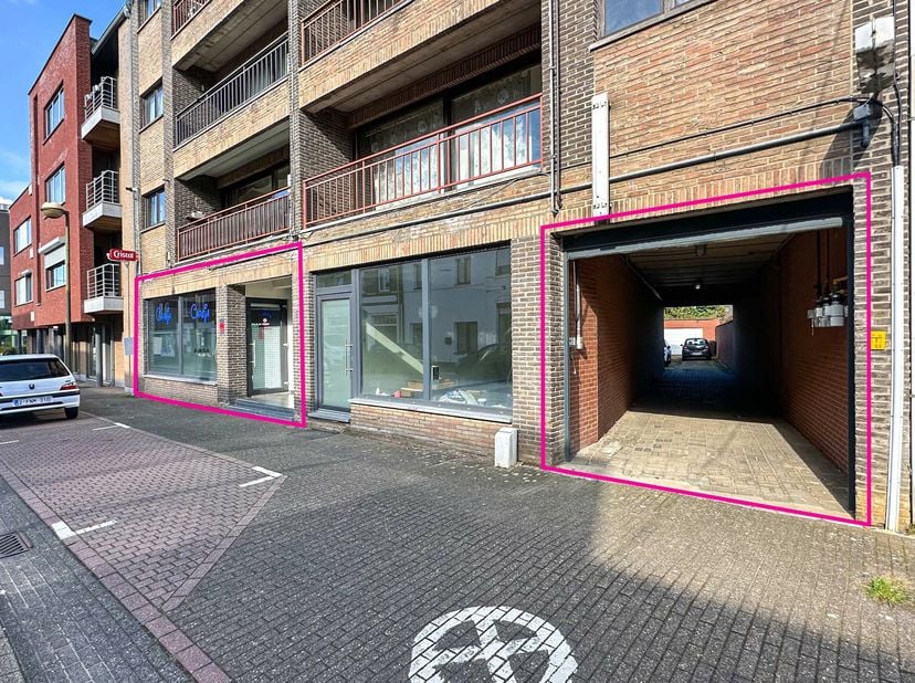 Op een uitstekende locatie in het hart van Beringen vindt u dit veelzijdige handelspand van 103m² terug, gelegen aan de Brugstraat 11/1. Dit pand bied