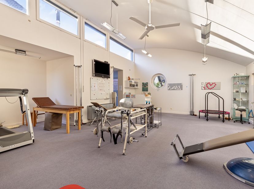 Spacieuse propriété (555 m² de surface habitable) avec espace de pratique et maison à Sint-Andries. Cette propriété, composée d&#039;un cabinet de kinésith