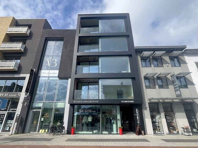 438m² nieuwbouw winkelruimte op het gelijkvloers met mezzanine&lt;br /&gt;
Ligging: commercieel gelegen aan N70 met vlotte verbinding naar E34 en E17 en vlo