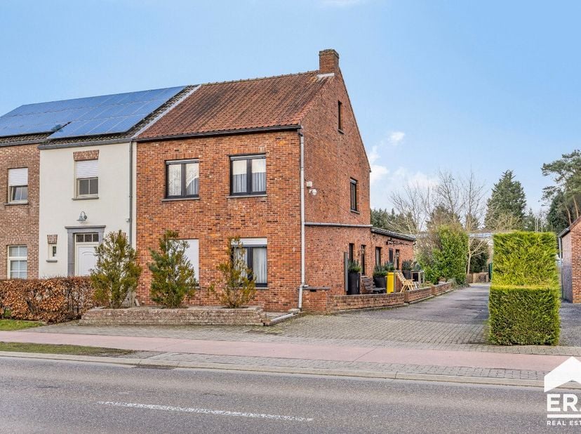 Bent u op zoek naar een woning met mogelijkheden? Dan is deze halfopen bebouwing in Balen precies wat u zoekt! Centraal gelegen, maar toch in een rust