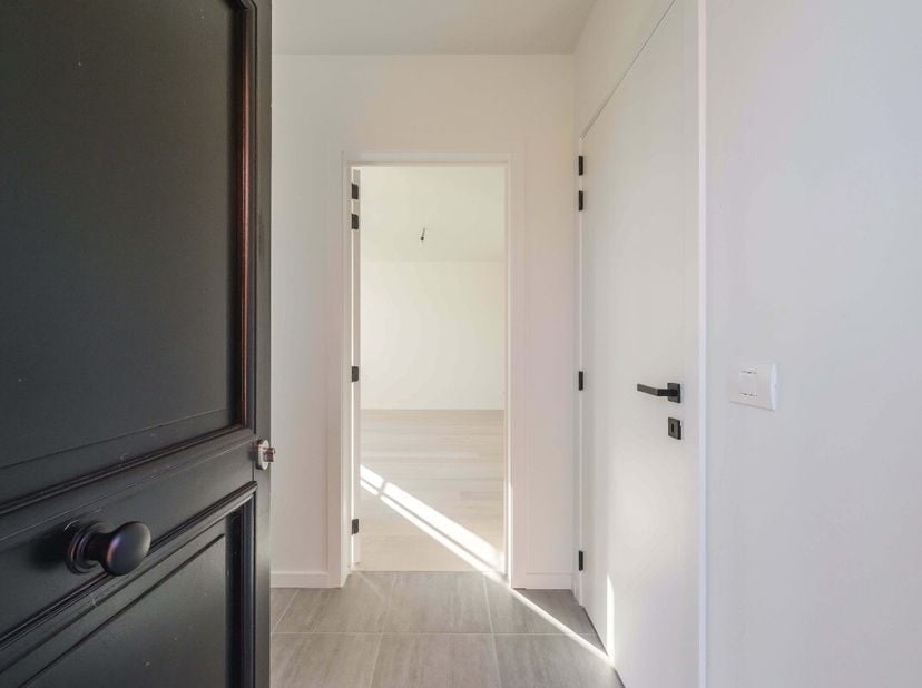 De woning is volledig geschilderd en voorzien van alle comfort oa. vloerverwarming, 9 zonnepanelen (3.600 Wp), volledig geïnstalleerde keuken, carport