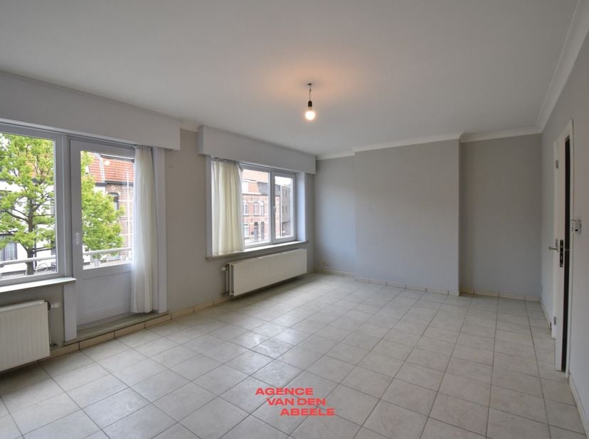 Dit ruim en hedendaags appartement geniet van de juiste balans tussen comfort, ruimte en praktische ligging. We vinden het appartement net buiten het