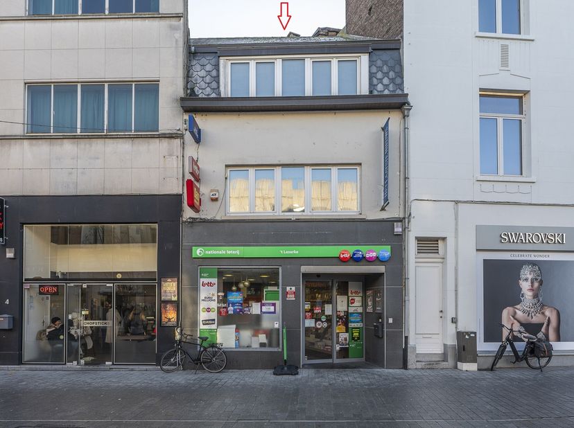 Te renoveren handelspand/opbrengsteigendom.&lt;br /&gt;
Gelijkvloerse winkelruimte in L-vorm (53 m²) met kleine stockageruimte, toilet en lavabo.&lt;br /&gt;
Acht