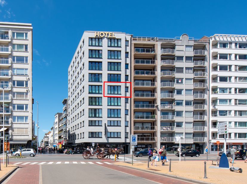 Cet élégant appartement bénéficie d&#039;un emplacement privilégié le long de l&#039;emblématique Vindictivelaan, juste à côté du port de plaisance d&#039;Ostende. I