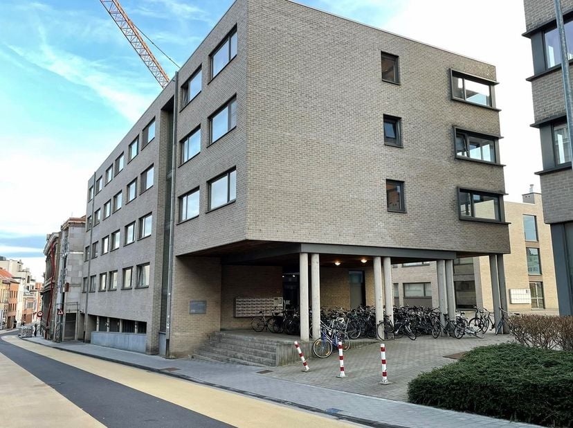 Deze gemeubelde studentenkamer van maar liefst 35m² heeft een geweldige ligging en bevindt zich op wandelafstand van Leuven centrum, tal van campussen