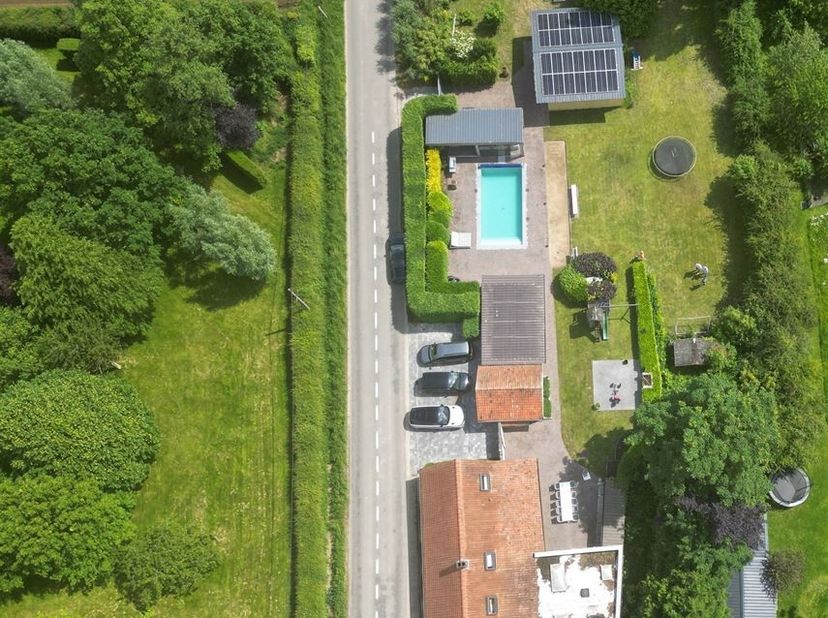 Située dans le quartier pittoresque de Sint-Denijs, à un jet de pierre de Courtrai et de toutes les voies de communication.&lt;br /&gt;
Maison de charme rén