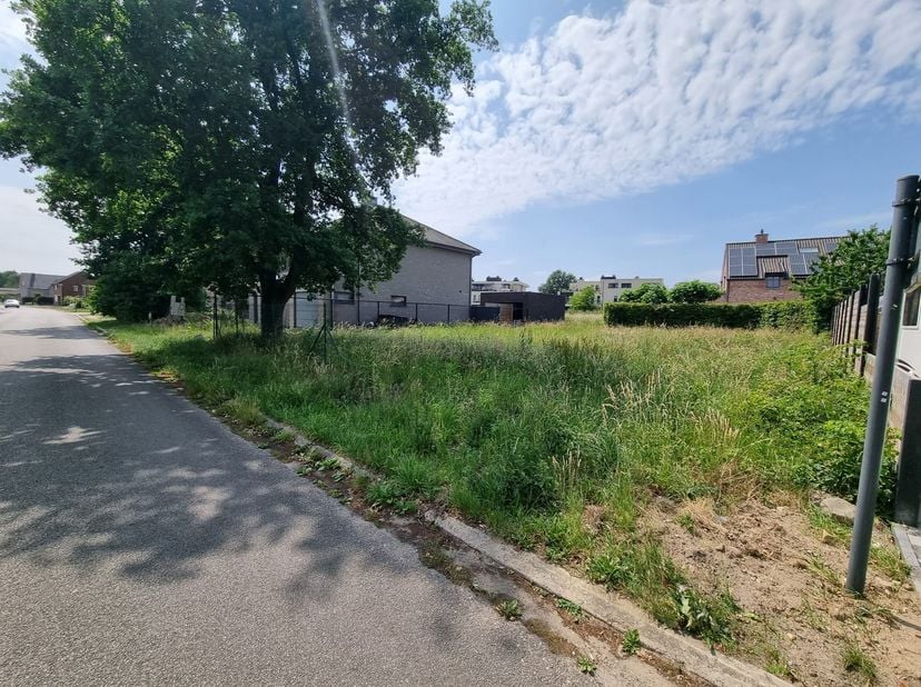 Uitstekend gelegen open bouwplaats op 4a 61ca&lt;br /&gt;
&lt;br /&gt;
Mooi perceel bouwgrond voor een eengezinswoning, geschikt voor open bebouwing, met een oppe