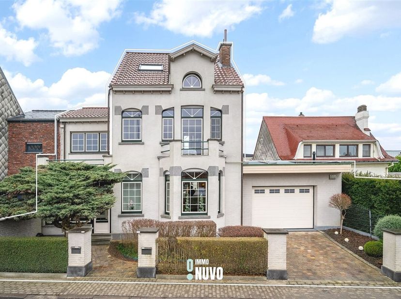 Maison  unique avec annexe et magnifique jardin à Ternat&lt;br /&gt;
Hall d&#039;entrée avec vestiaire,  salon chaleureux qui est relié à la salle à manger avec