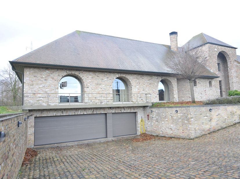 Propriété luxueuse à louer sur un beau terrain.&lt;br /&gt;
La maison ainsi que le terrain propose une multitude de possibilités: habitation pour grande fam