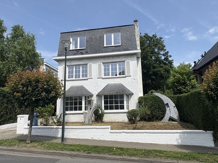 En Exclusivité   Victoire Junot vous présente une belle villa idéalement située dans le quartier prisé de Grandchamp. Entièrement rafraîchie et rénové