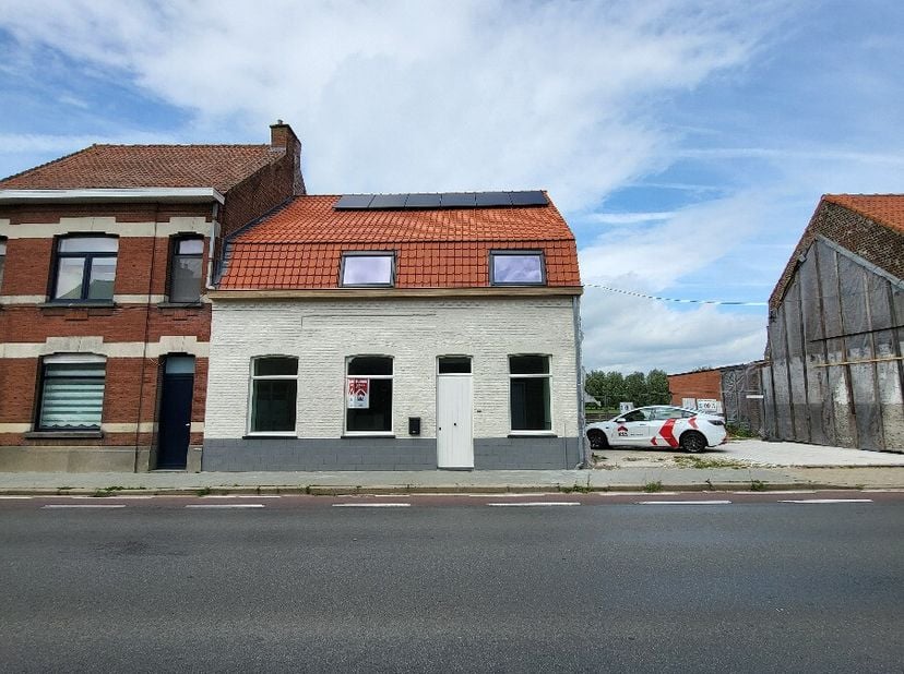 Gezinswoning met tuin in Brielen (Ieper). Totaal vernieuwde, energiezuinige woning met veel lichtinval en prachtig uitzicht. Op het gelijkvloers vindt