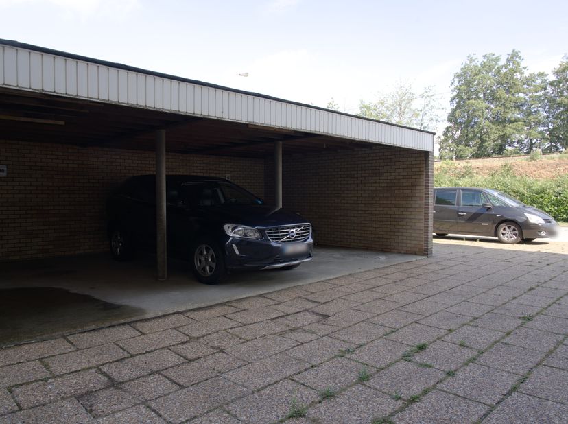 Goed gelegen garage te huur te Sint-Andries nabij centrum Brugge.&lt;br /&gt;
Vlot te bereiken privatieve overdekte autostaanplaats achteraan het gebouw. Vl
