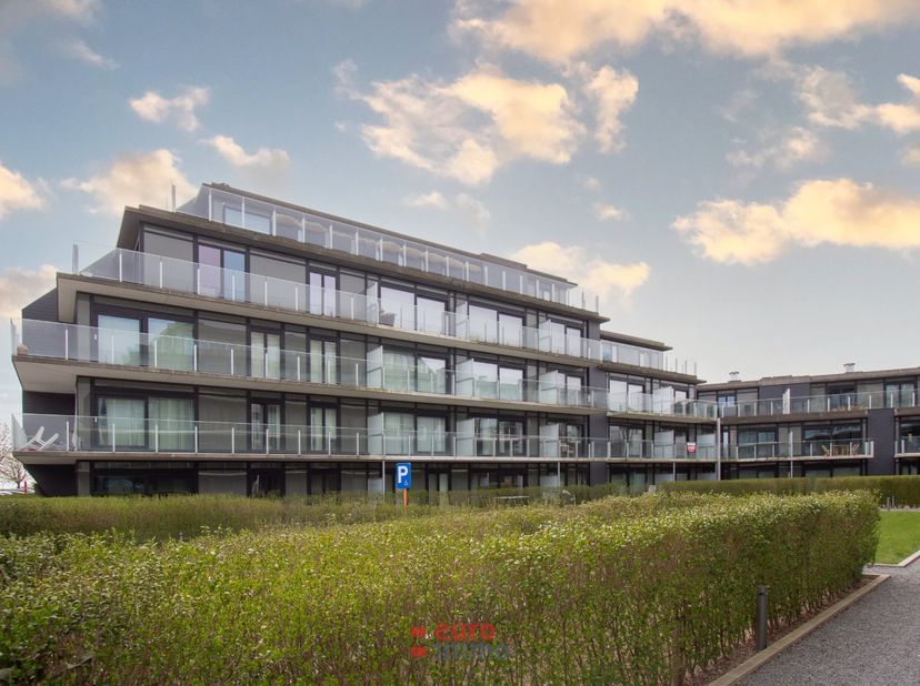 Deze topper ligt aan de rand van Nieuwpoort-stad en baadt in een oase van groen en rust. &lt;br /&gt;
&lt;br /&gt;
Dit gelijkvloers pand is mooi afgewerkt en heef