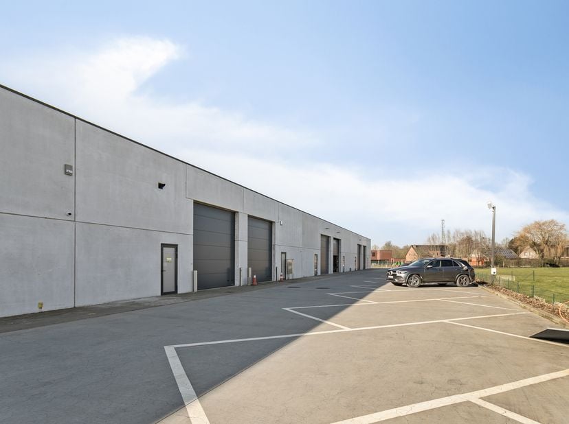 Dans l&#039;atelier/entrepôt d&#039;environ 390 m², il y a un espace de bureau avec des installations sanitaires et une kitchenette sur le côté droit, avec une