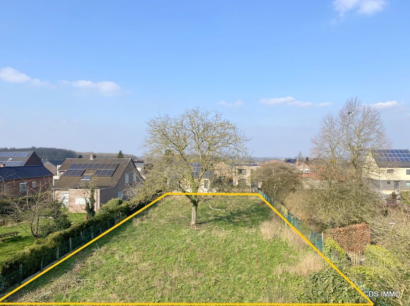 Welgelegen VILLABOUWGROND, vlakbij het centrum van Pellenberg.  Deze brede bouwgrond voor open bebouwing is ideaal gelegen voor een snelle verbinding