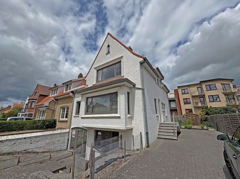 Zongericht appartement met mooi terras gelegen vlak bij alle winkels en op wandelafstand van het strand.  Indeling: ingerichte keuken, leefruimte, rui