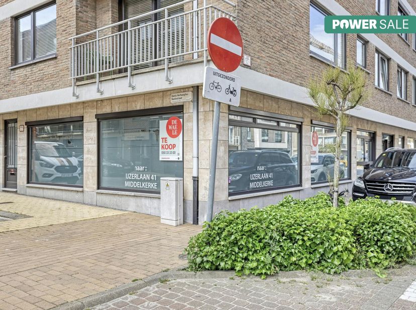 Ontdek dit interessante bedrijfsvastgoed, bestaande uit een commercieel handelspand met een aanpalende studio (totale oppervlakte 132 m²), ideaal gele