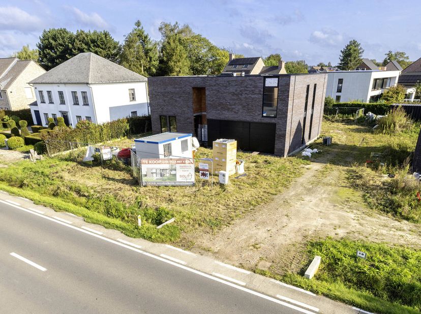 Prachtige en exclusieve nieuwbouw villa die momenteel als semi-caso wordt verkocht, verdere totaalafwerking mogelijk in samenspraak met de bouwheer.&lt;b