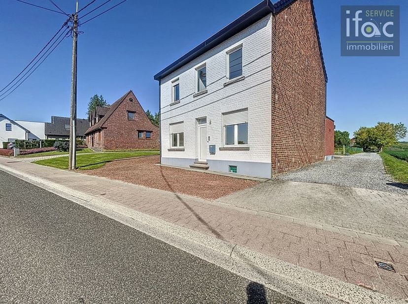 Maison agréable et bien située de 3 chambres à coucher, avec garage et jardin spacieux !&lt;br /&gt;
&lt;br /&gt;
Au rez-de-chaussée : Salon spacieux et bien écla