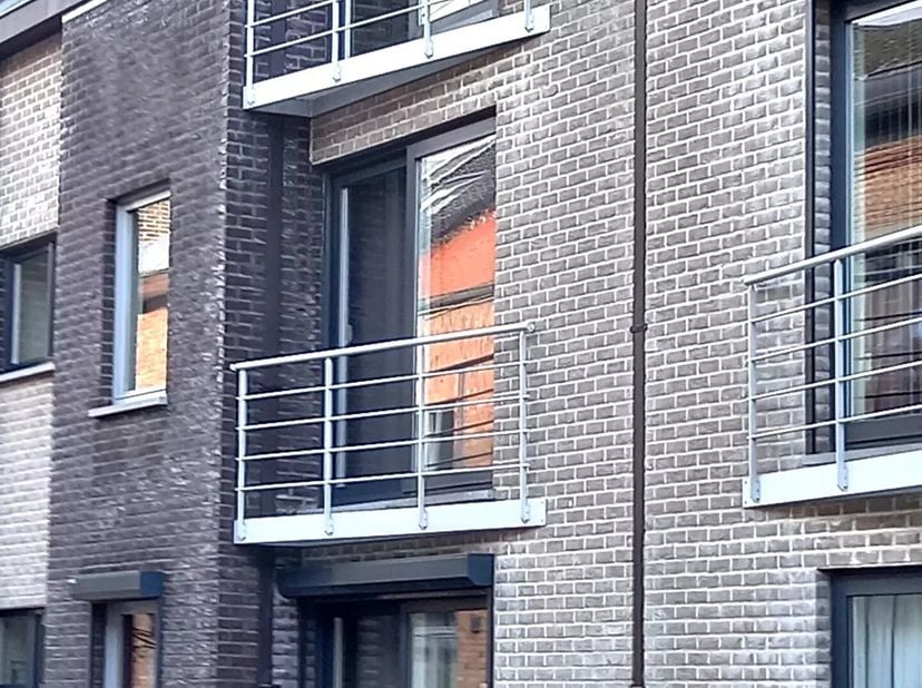 Dit instapklaar duplex-appartement in het hartje van de stad Sint-Truiden met een netto oppervlakte van 126 m² staat te koop. Het situeert zich op sle