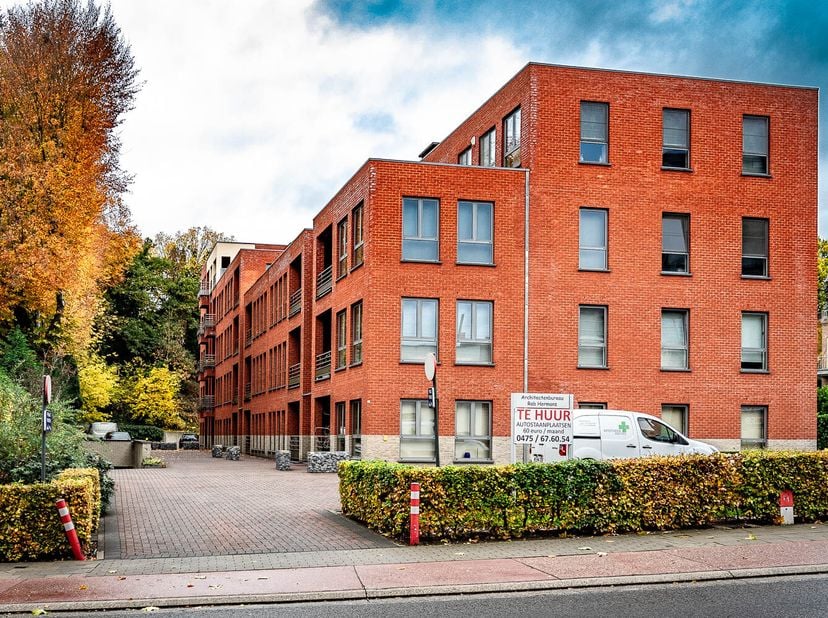 Goede gelegen ondergrondse privé parkeerplaats, .&lt;br /&gt;
- Beschikbaar: onmiddellijk.&lt;br /&gt;
- Huurprijs: euro 60.&lt;br /&gt;
- Gemeenschappelijk kosten: eur