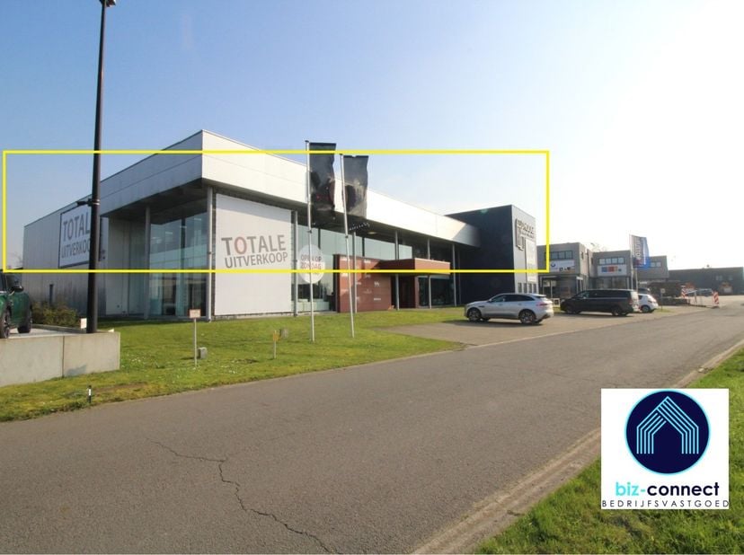 Uitstekend gelegen SHOWROOM op een zichtlocatie langs de N44 te Maldegem.&lt;br /&gt;
&lt;br /&gt;
Deze Open Space showroom bevindt zich op de eerste verdieping v
