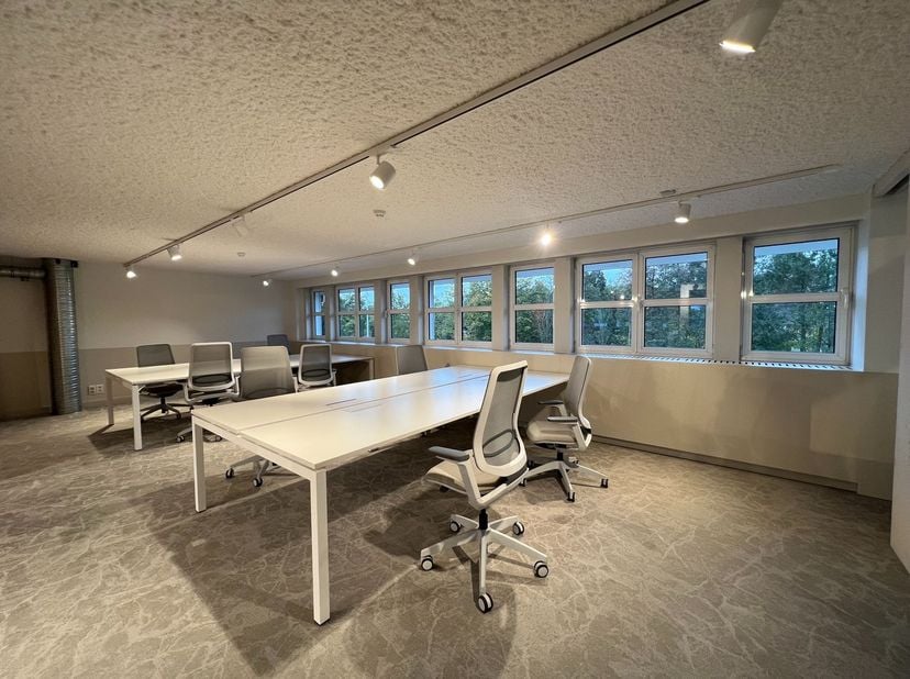 Ontdek onze instapklare en volledig gemeubileerde kantoren geschikt voor 8 personen (+/- 64 m²), strategisch gelegen langs de dynamische Brugsevaart (