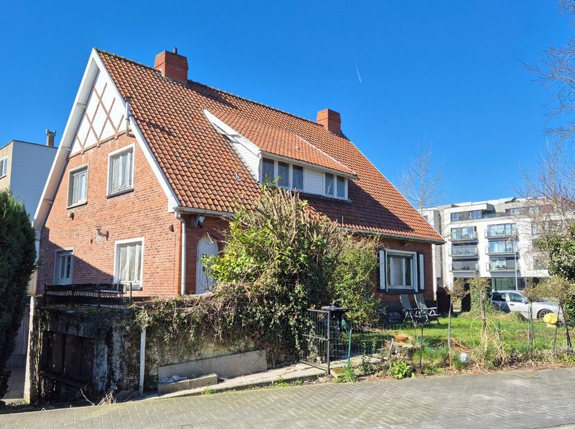 Sint Kruis: Deze ongetwijfeld te renoveren half open woning in cottage stijl is uitstekend gelegen op een zeer mooie locatie, op 300 meter van de Brug