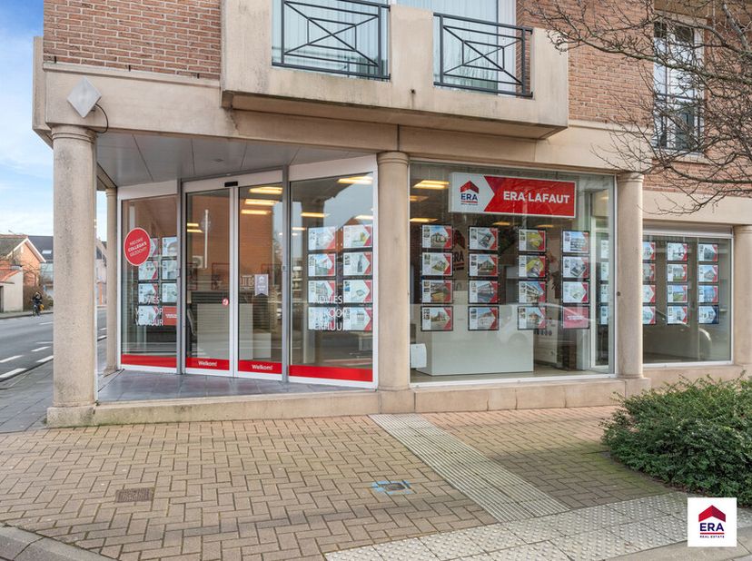 Goed gelegen en bemeubeld handelspand van 118 m² in het centrum van Tielt.Wegens verhuis wordt dit handelspand te huur aangeboden.Ligging: op de hoek