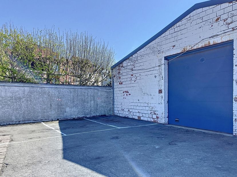 Magazijn met een oppervlakte van 450 m². Vernieuwd dak. Er is de eventuele mogelijkheid tot het huren van 3 autostaanplaatsen naast het magazijn. Sect