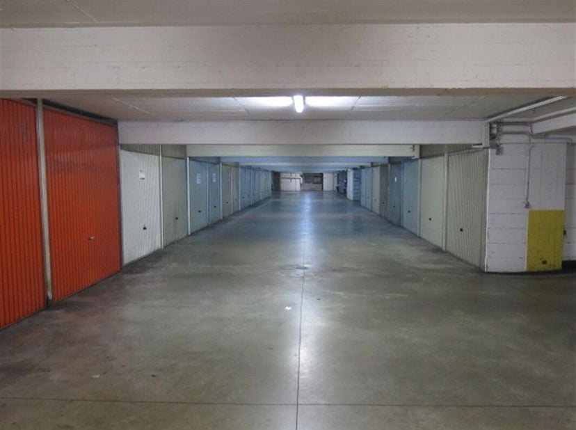 Au -1 et -2 d&#039;un parking situé dans la rue des Guillemins, plusieurs emplacements de parking ainsi que des boxes fermés disponibles de suite pour des