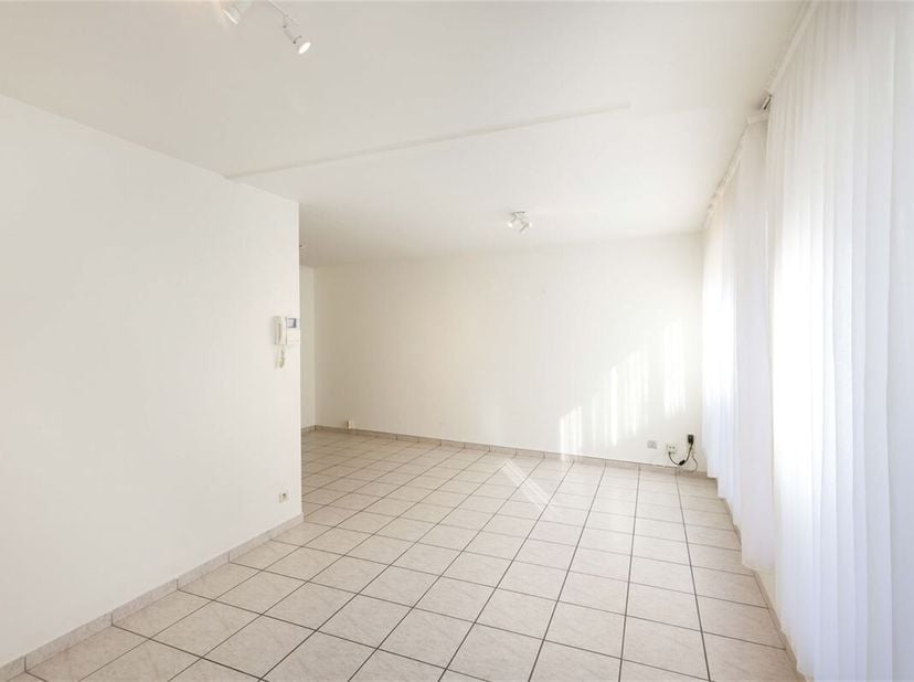 Gelijkvloerse studio gelegen in hartje Tongeren - opbrengsteigendom&lt;br /&gt;
Omgeving:&lt;br /&gt;
+ Centrale ligging dichtbij winkels, restaurants en culturel