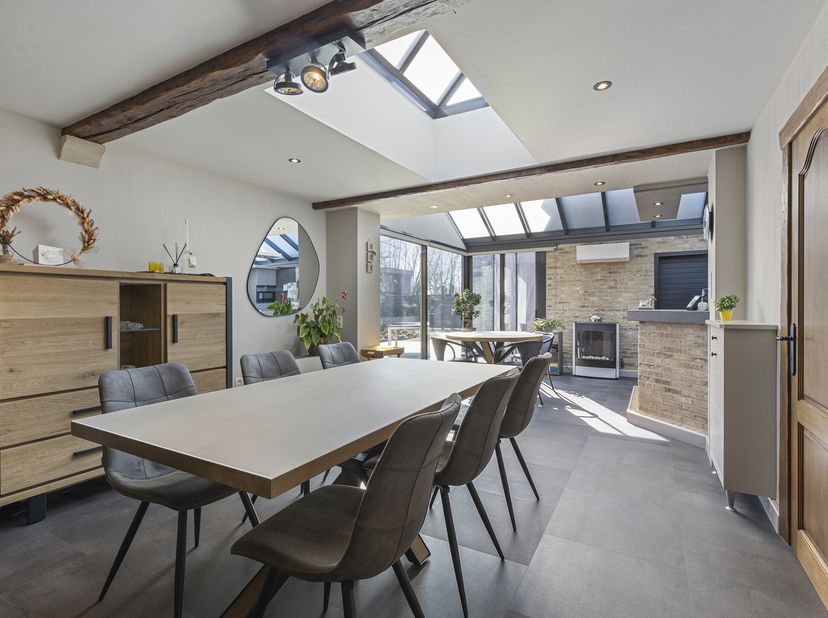 Maison à vendre à Vlamertinge dans le Poperingseweg 611. Cette maison prête à emménager à vendre dispose de trois chambres, d&#039;un garage triple avec so