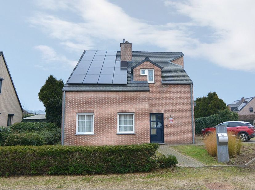 OMSCHRIJVING WONING:&lt;br /&gt;
GELIJKVLOERS: Inkomhal met trap naar de verdieping, gastentoilet, woonkamer (5,30 x 5,00 m) met veel lichtinval, ingerichte