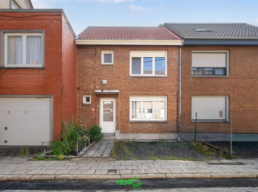 Jolie maison 2 chambres située dans une rue calme, elle dispose d&#039;un  jardin sur l&#039;arrière et d&#039;un parking sur l&#039;avant.&lt;br /&gt;
Découvrez cette jolie ma