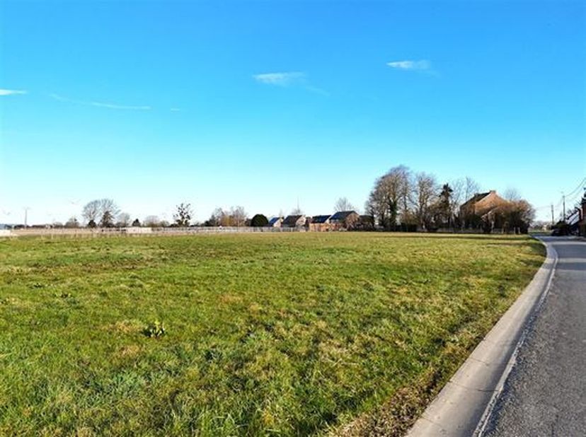 Très beau terrain en zone dhabitat d&#039;une contenance de 55 a 67 ca. Relief plat.&lt;br /&gt;
Ce terrain présente une façade utile à rue d&#039;environ 109 mètres.