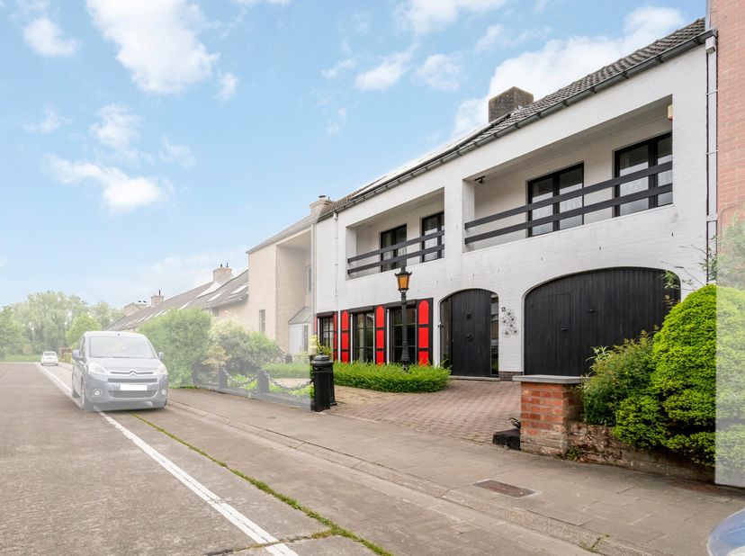 Uitstekend gelegen in een rustige woonomgeving te Sint-Kruis, biedt deze zeer ruime woning op een perceel van 632 m² tal van troeven voor wie op zoek