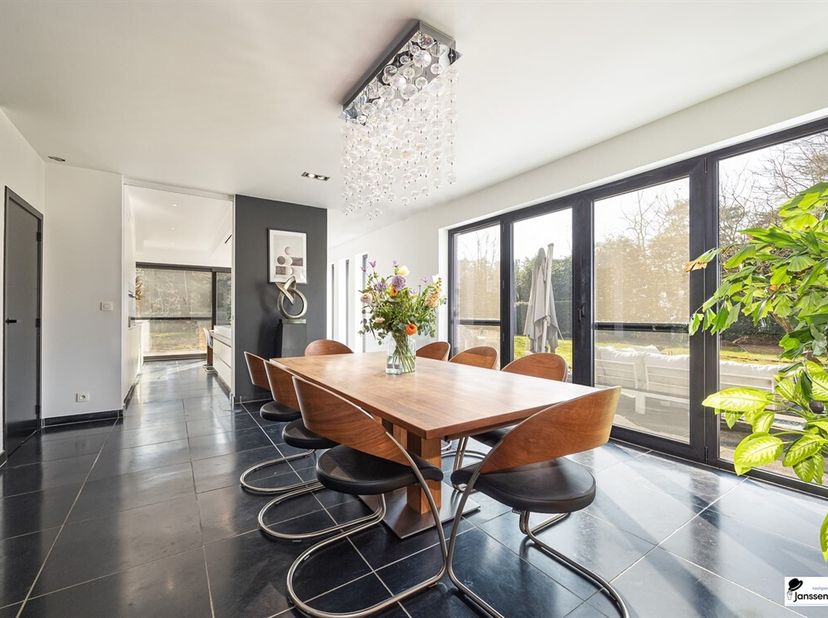 Découvrez cette villa éco-construite aux finitions luxueuses, située sur un terrain de 2 289m². La propriété offre un équilibre parfait entre confort,