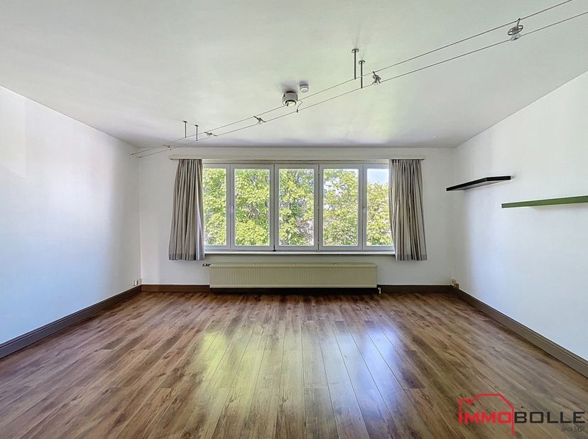 Chaussée de Watermael, à proximité du métro Demey et de toutes les facilités, bel appartement de +/- 65m² (selon CPEB) + balcon situé au dernier étage