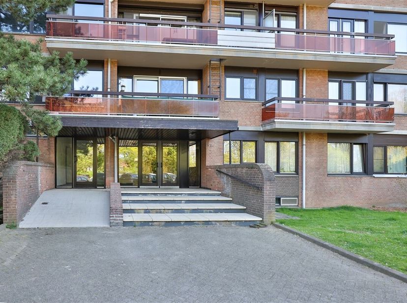 Op een rustige locatie in Edegem, omgeven door groen, bieden wij u dit energiezuinig appartement (89m²) aan met 3 slaapkamers en een ondergrondse auto