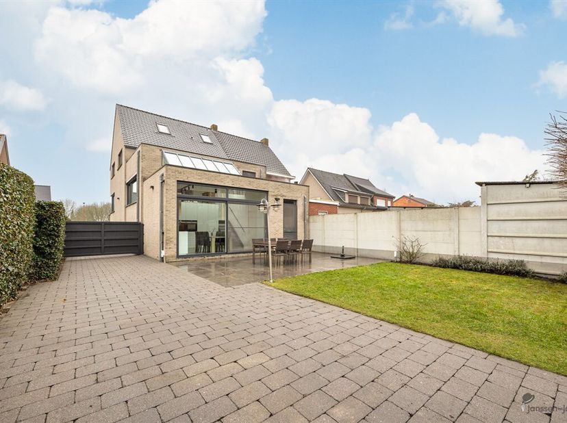 Maison avec 4 chambres et cabinet ou bureau sur 744 m².&lt;br /&gt;
IDÉAL AUSSI POUR PROFESSION LIBÉRALE !&lt;br /&gt;
POSSIBILITÉ DE VIVRE EN KANGOUROU EN ADAPTA