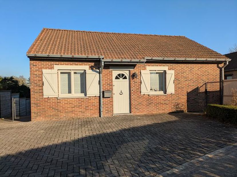 Spacieux bungalow énergétiquement efficace avec terrasse agréable dans une rue pratiquement sans issue à vendre à Overijse, parfaitement situé à proxi