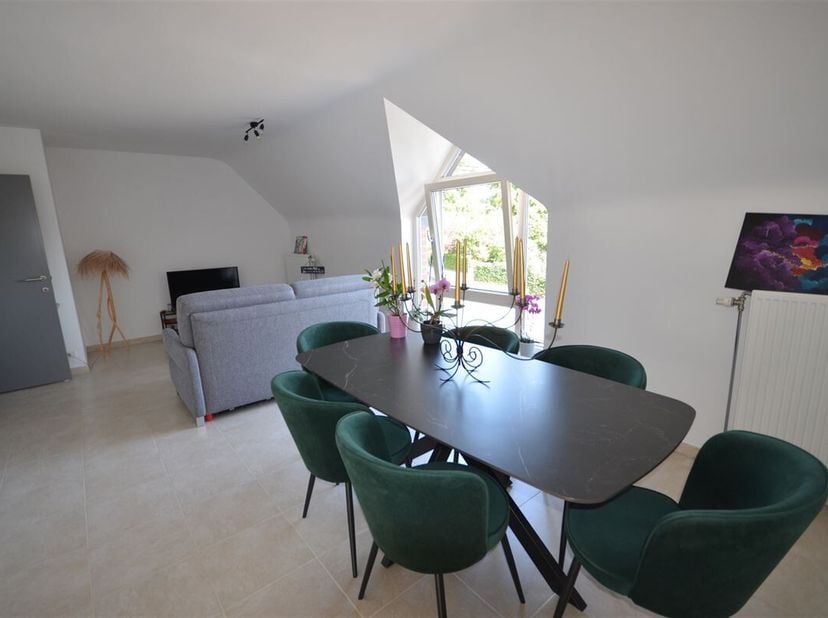 Charmant appartement van 80 m², ideaal gelegen dicht bij het centrum van Couvin. Gelegen op de 2e verdieping van een modern gebouw gebouwd in 2011 en