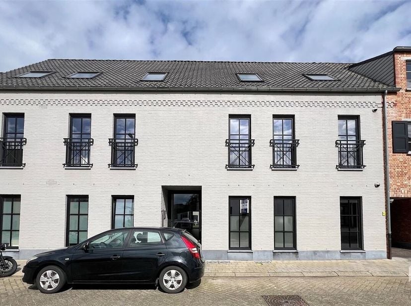 Beau studio au 2ème étage à vendre dans un immeuble très bien entretenu avec ascenseur, situé au centre dans un endroit calme. Ce studio économe en én