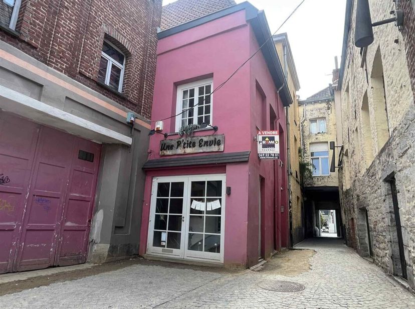 Maison de commerce/restaurant situé au centre-ville de Tournai entre la Grand-Place et les quais.  &lt;br /&gt;
Cet immeuble sur 2 niveaux offrant une super